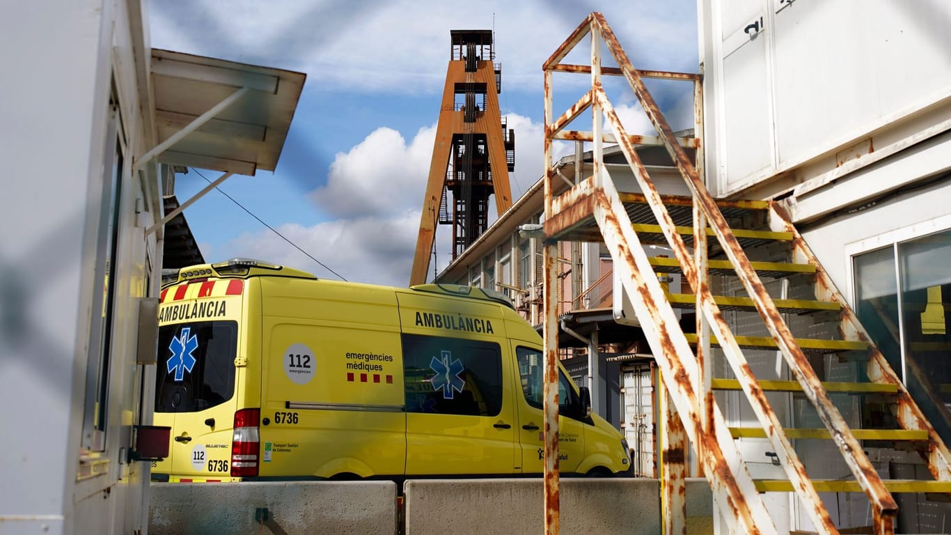 Ein Krankenwagen auf dem Gelände des Bergwerks in Súria: Der Erdrutsch habe sich kurz vor neun Uhr ereignet.