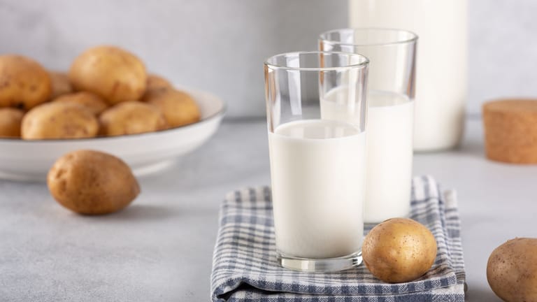 Kartoffelmilch: Die Milchalternative versorgt Sie mit einer Vielzahl lebenswichtiger Nährstoffe.