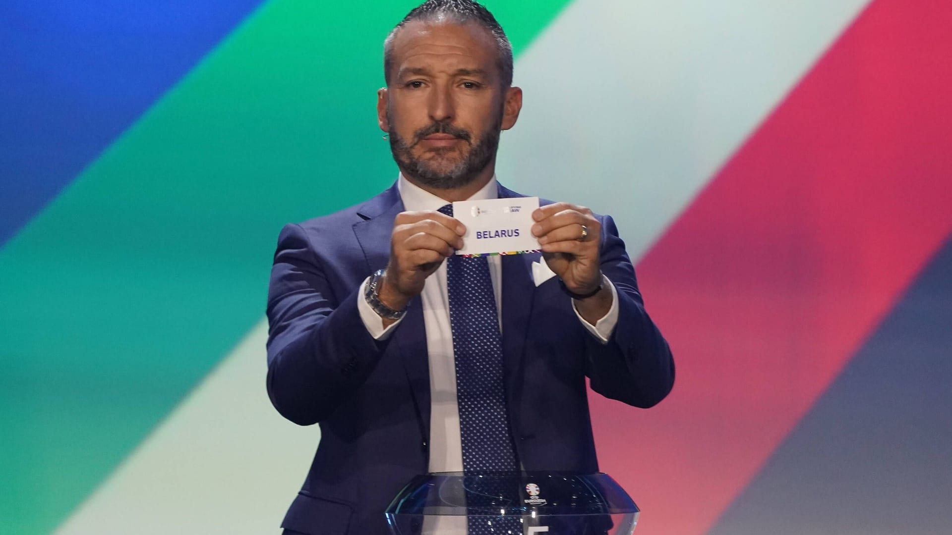 Gianluca Zambrotta zieht Belarus bei der Auslosung der Qualifikationsgruppen zur Europameisterschaft 2024. Grünenpolitiker fordern einen Ausschluss.