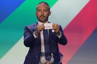 Gianluca Zambrotta zieht Belarus bei der Auslosung der Qualifikationsgruppen zur Europameisterschaft 2024. Grünenpolitiker fordern einen Ausschluss.