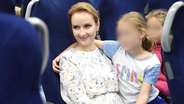 Marija Lwowa-Belowa: Sie hat das Amt der "Kinderombudsfrau" inne und wird pwer Haftbefehl gesucht, weil sie die Verschleppung ukrainischer Kinder organisiert. Auf dem Foto sitzt sie mit Kindern, die angeblich Waisenkinder aus dem Donbass sind.