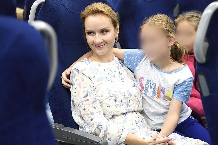 Marija Lwowa-Belowa: Sie hat das Amt der "Kinderombudsfrau" inne und wird pwer Haftbefehl gesucht, weil sie die Verschleppung ukrainischer Kinder organisiert. Auf dem Foto sitzt sie mit Kindern, die angeblich Waisenkinder aus dem Donbass sind.