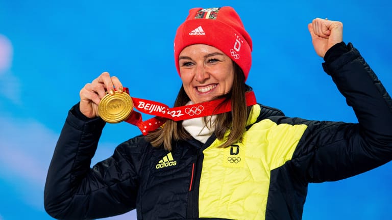 Denise Herrmann-Wick mit ihrer Goldmedaille bei Olympia 2022 in Peking: Die deutsche Biathletin beendet ihre Karriere.