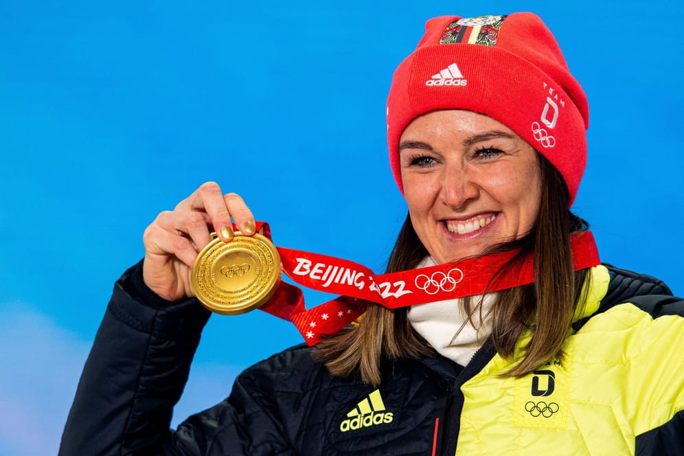 Denise Herrmann-Wick mit ihrer Goldmedaille bei Olympia 2022 in Peking: Die deutsche Biathletin beendet ihre Karriere.