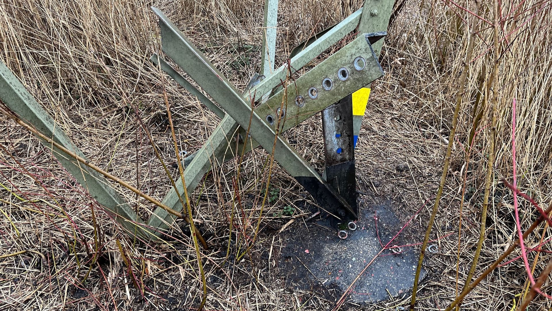 War es Sabotage? Eine Strommast-Stütze am Tagebau Garzweiler weist eine Beschädigung auf.