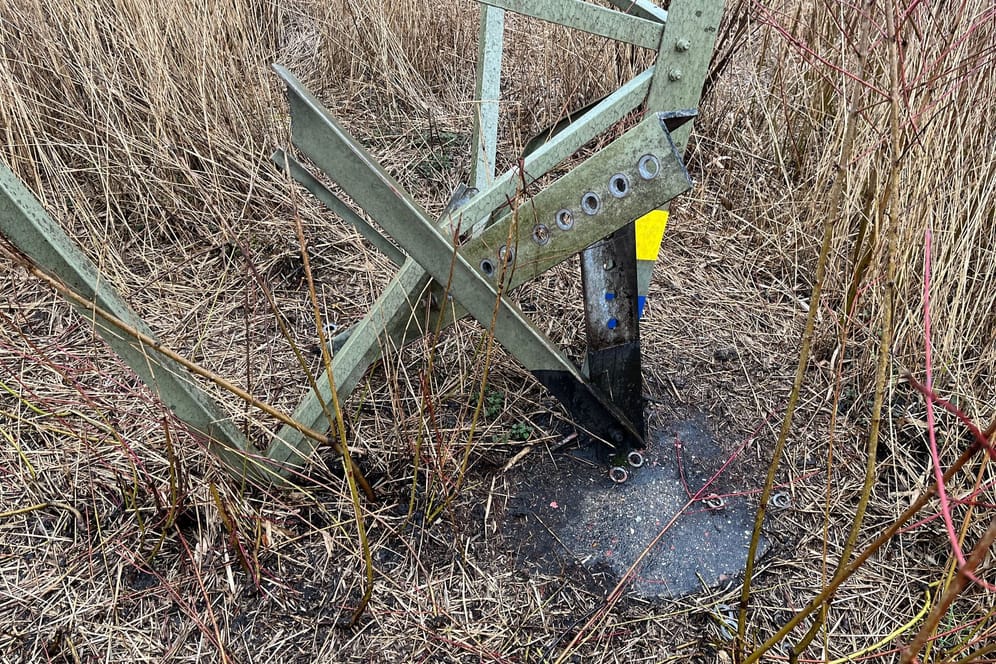 War es Sabotage? Eine Strommast-Stütze am Tagebau Garzweiler weist eine Beschädigung auf.