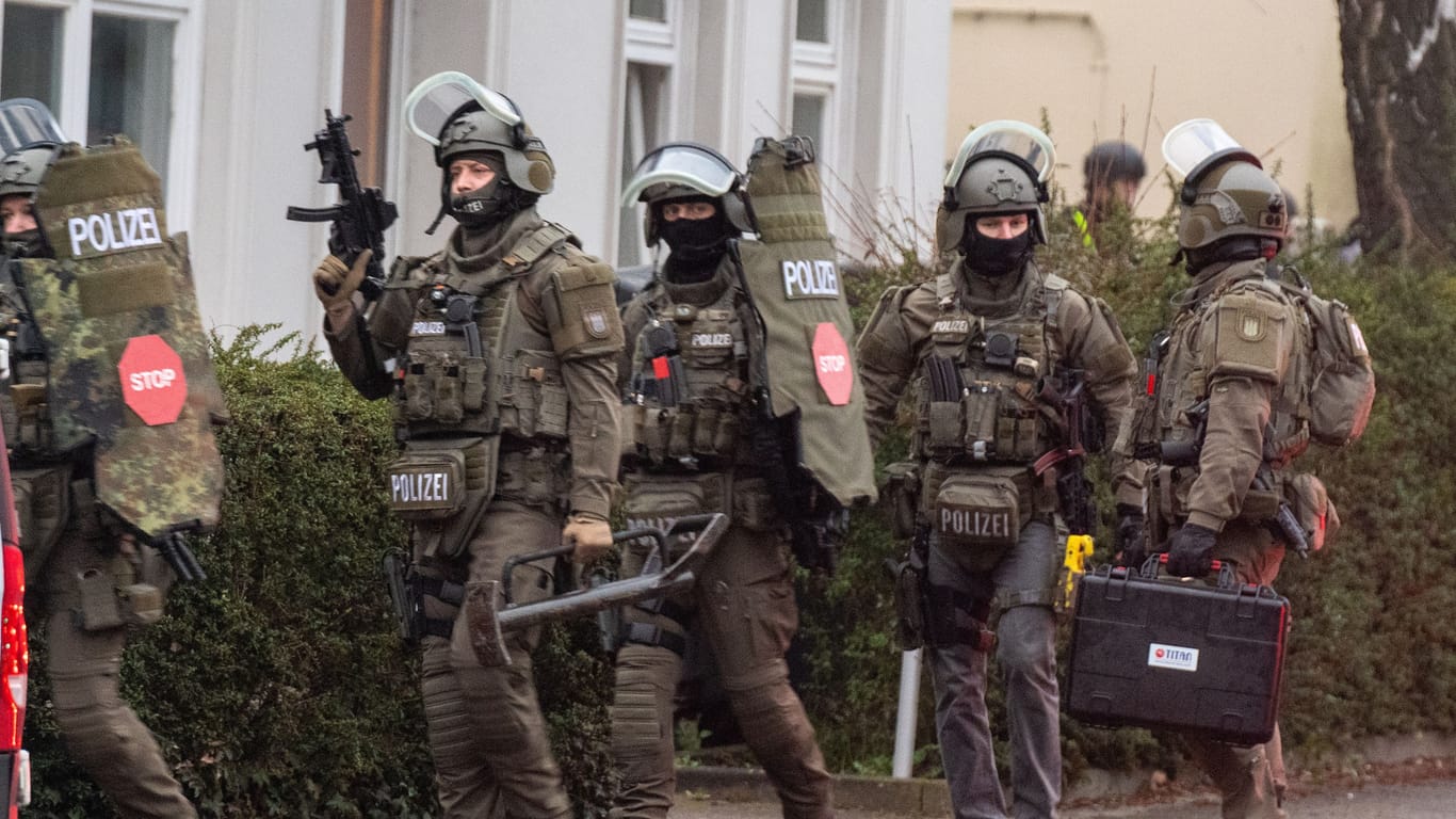 Polizisten des SEK vor dem Wohnheim in Hamburg: Sie konnten den Mann überwältigen.