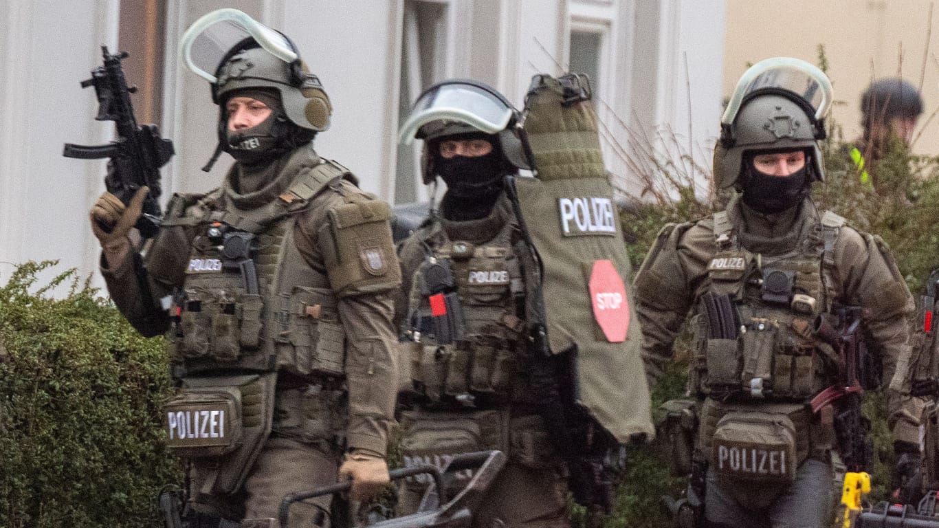 Polizisten des SEK vor dem Wohnheim in Hamburg: Sie konnten den Mann überwältigen.