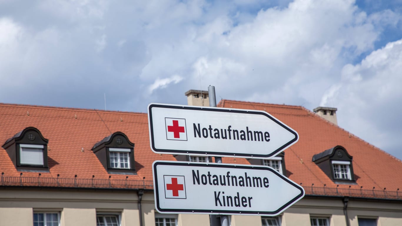 Hinweistafeln zur Notaufnahme (Symbolbild): Laut "Newsweek" steht mit der Charité in Berlin das beste deutsche Krankenhaus.