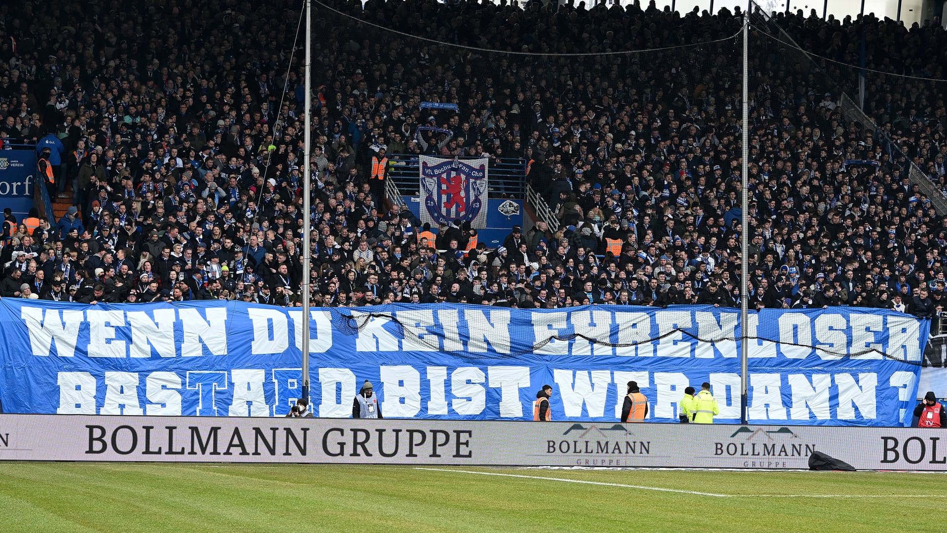 Das Plakat der Bochum-Fans: Sie empfingen ihren Ex-Coach alles andere als herzlich. Das Plakat der Bochum-Fans: Sie empfingen ihren Ex-Coach alles andere als herzlich.