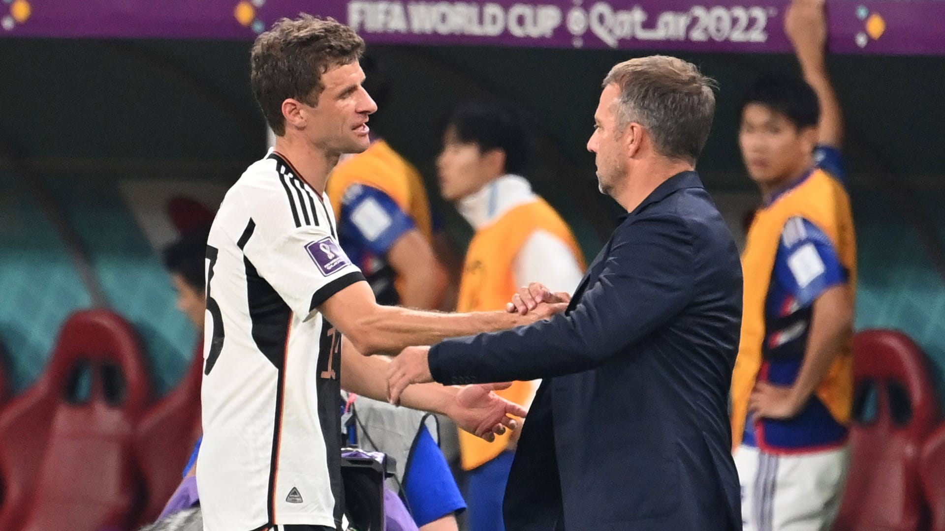 Thomas Müller (l.) neben Hansi Flick: Der Weltmeister von 2014 wird im März nicht beim DFB zum Einsatz kommen.