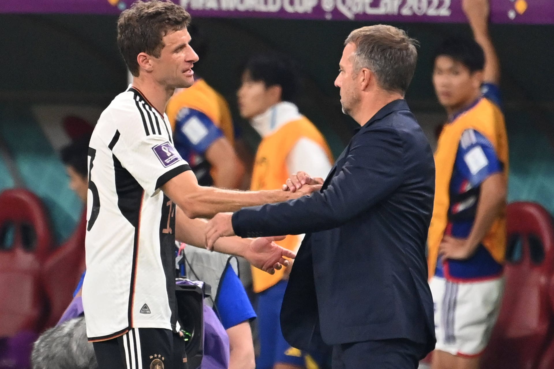 Thomas Müller (l.) neben Hansi Flick: Der Weltmeister von 2014 wird im März nicht beim DFB zum Einsatz kommen.