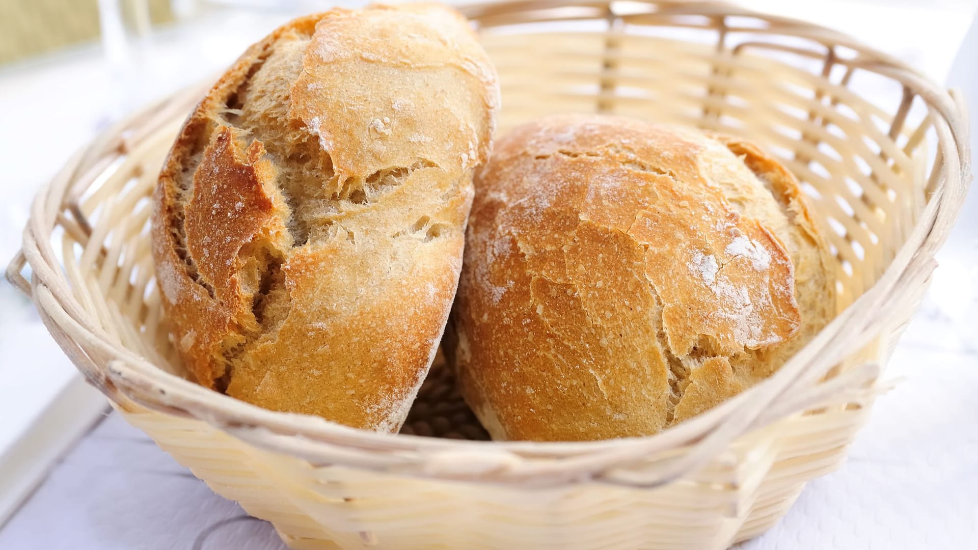 Frische Brötchen: Backware gelingt auch im Air Fryer.