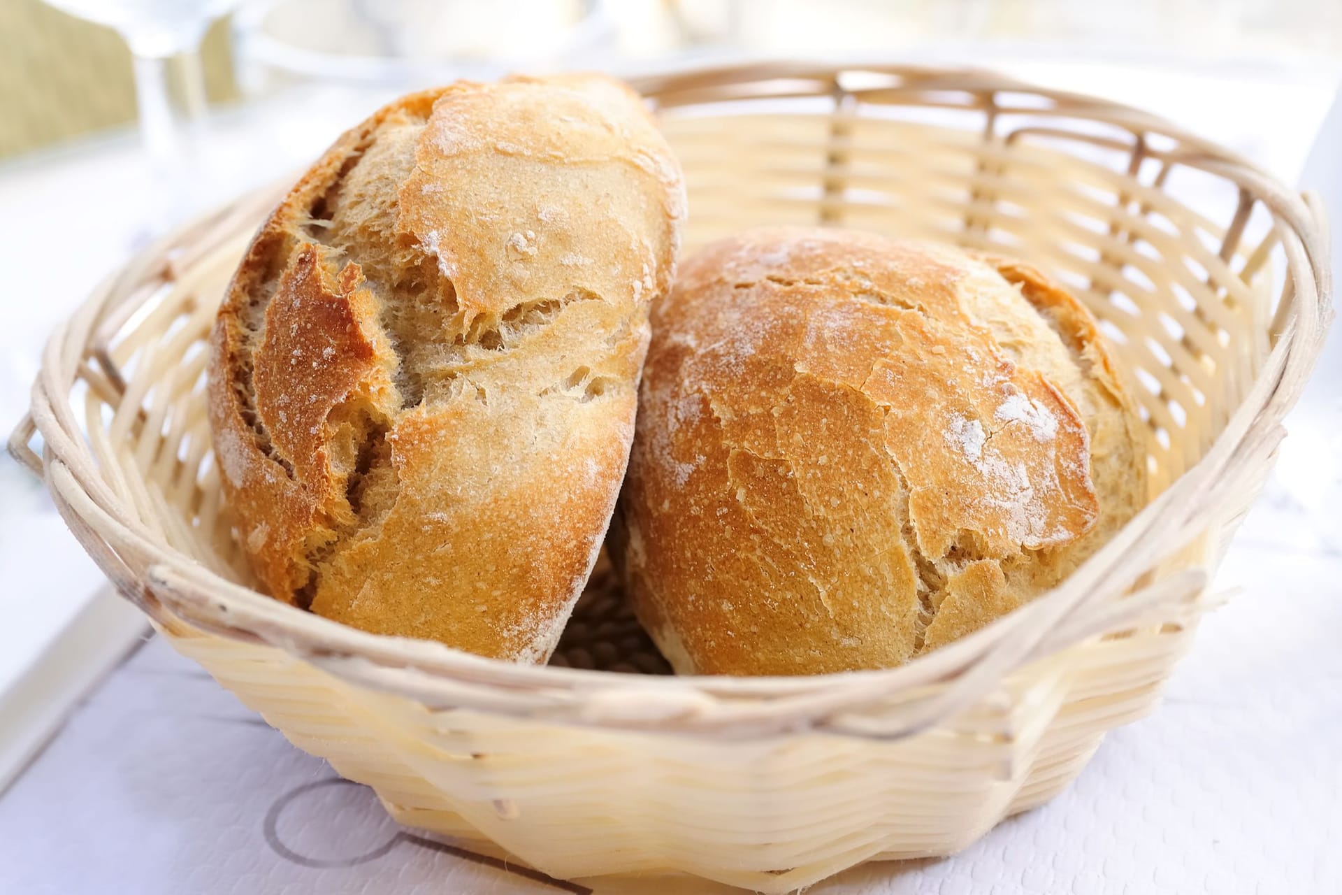 Frische Brötchen: Backware gelingt auch im Air Fryer.