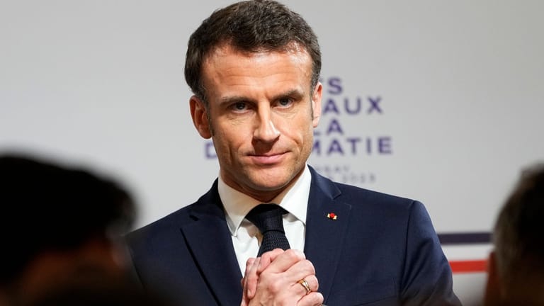 Emmanuel Macron: Der französische Präsident hat die umstrittene Rentenreform durch das Parlament gedrückt.