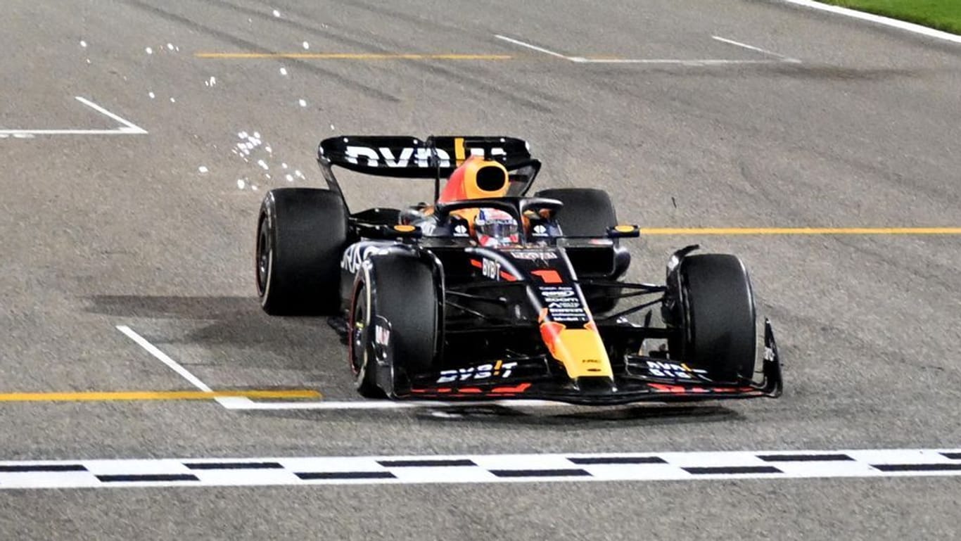 Fehlerloses Rennen: Max Verstappen fährt beim Großen Preis von Bahrain über die Ziellinie.