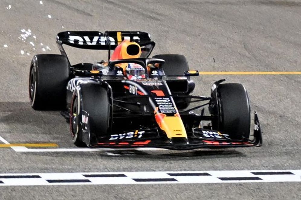 Fehlerloses Rennen: Max Verstappen fährt beim Großen Preis von Bahrain über die Ziellinie.