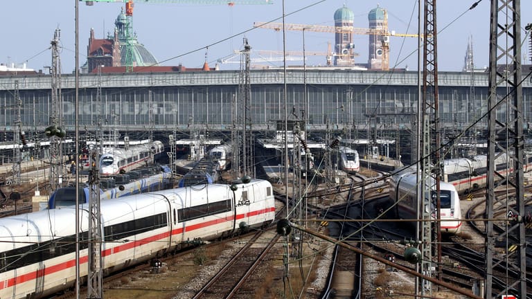 Ein Betrunkener lief über die vielen Gleise vor dem Münchner Hauptbahnhof (Archivbild): Deshalb musste der Bahnverkehr kurzzeitig gesperrt werden.