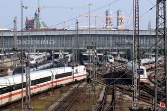 Ein Betrunkener lief über die vielen Gleise vor dem Münchner Hauptbahnhof (Archivbild): Deshalb musste der Bahnverkehr kurzzeitig gesperrt werden.