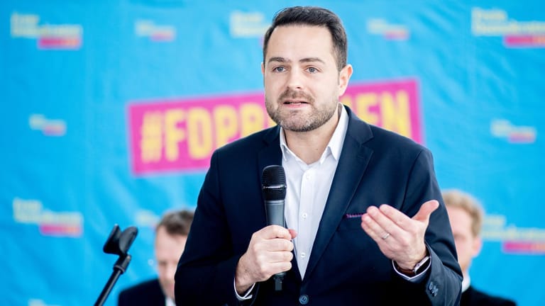 Thore Schäck bei einem Parteitag der FDP (Archvifoto): Er ist der Spitzenkandidat der FDP Bremen für die Bürgerschaftswahl.