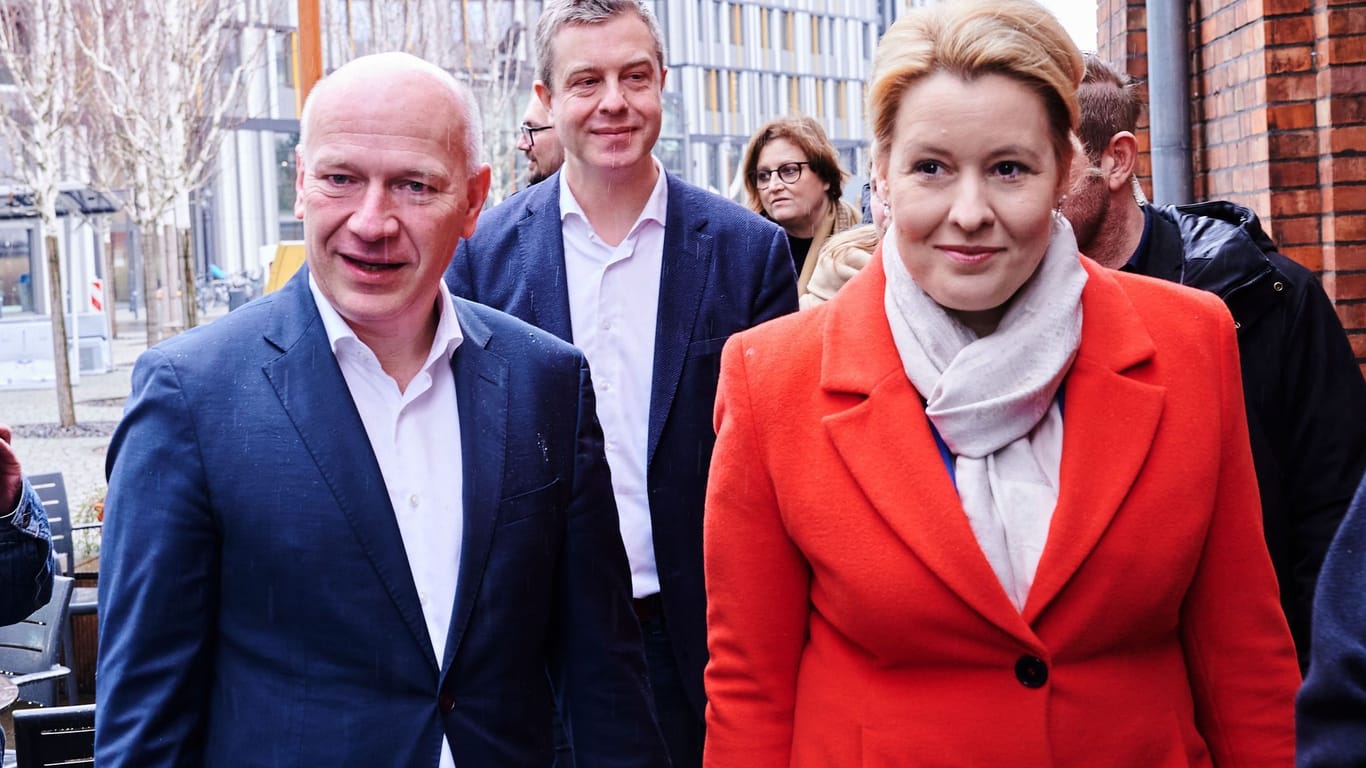 CDU-Landesvorsitzender Kai Wegner (l) und Berlins Regierende Bürgermeisterin Franziska Giffey (SPD): Der CDU-Politiker lobt die Sozialdemokratin für den einberufenen Jugendgipfel.