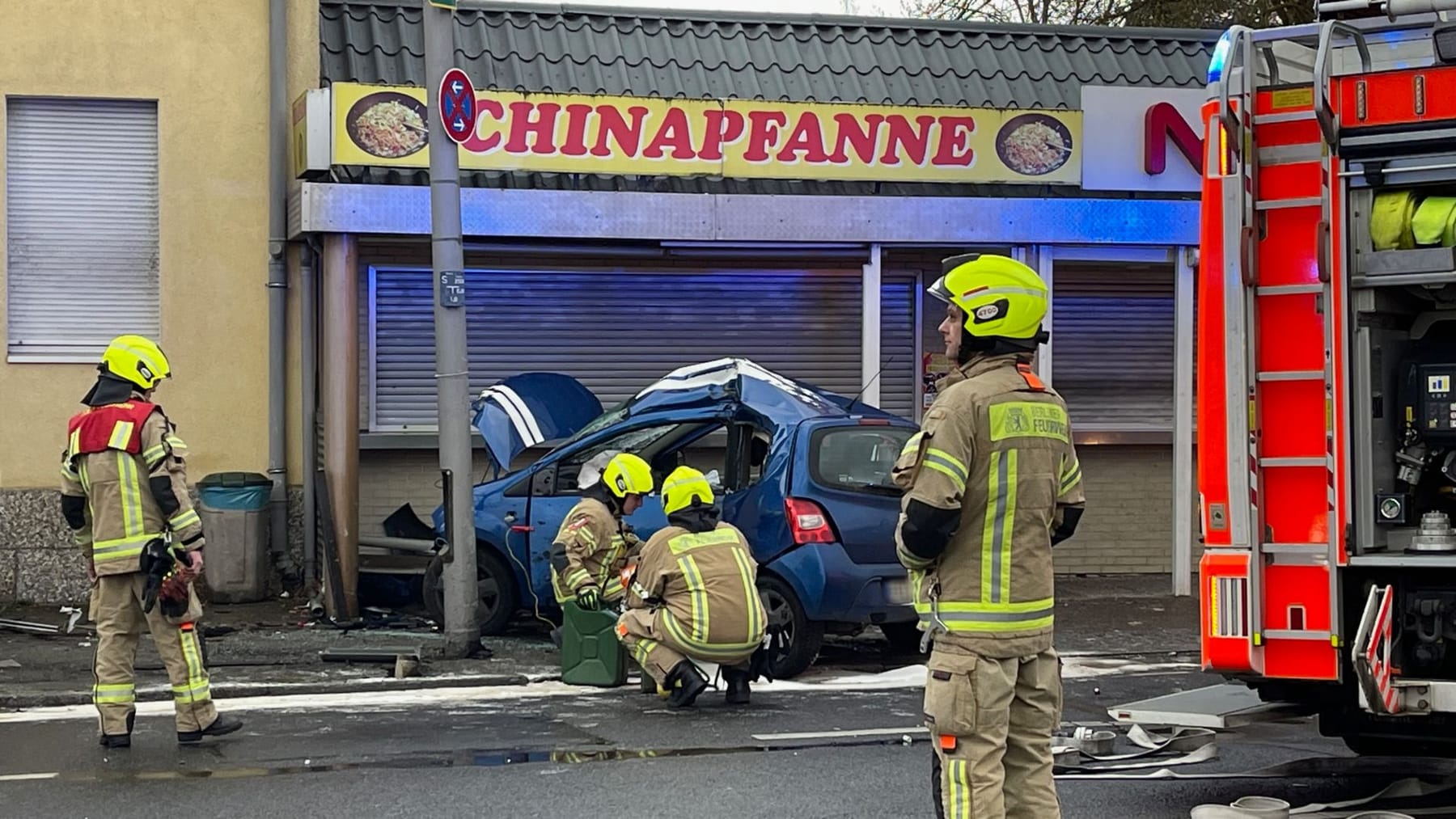 Auto knallt in AsiaImbiss in Berlin eine Person im Krankenhaus