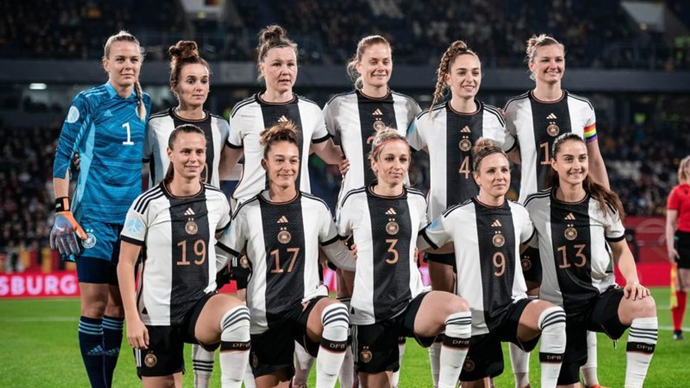 Die deutschen Spielerinnen im Mannschaftsfoto: Sie kommen im April ins Max-Morlock-Stadion nach Nürnberg.