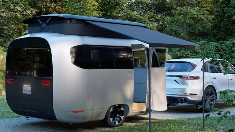 Der vielleicht schnellste Wohnwagen der Welt: Das Designstudio F. A. Porsche und Airstream (berühmt für die silberglänzenden Luxus-Wohnwagen) zeigen ihre Vision von Camping.