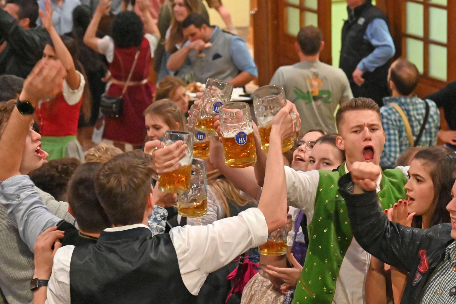 Feiernde Jugendliche mit Maßkrügen beim Oktoberfest (Archivbild): Forderungen nach einer Bio-Wiesn sorgen nun die Wirte.