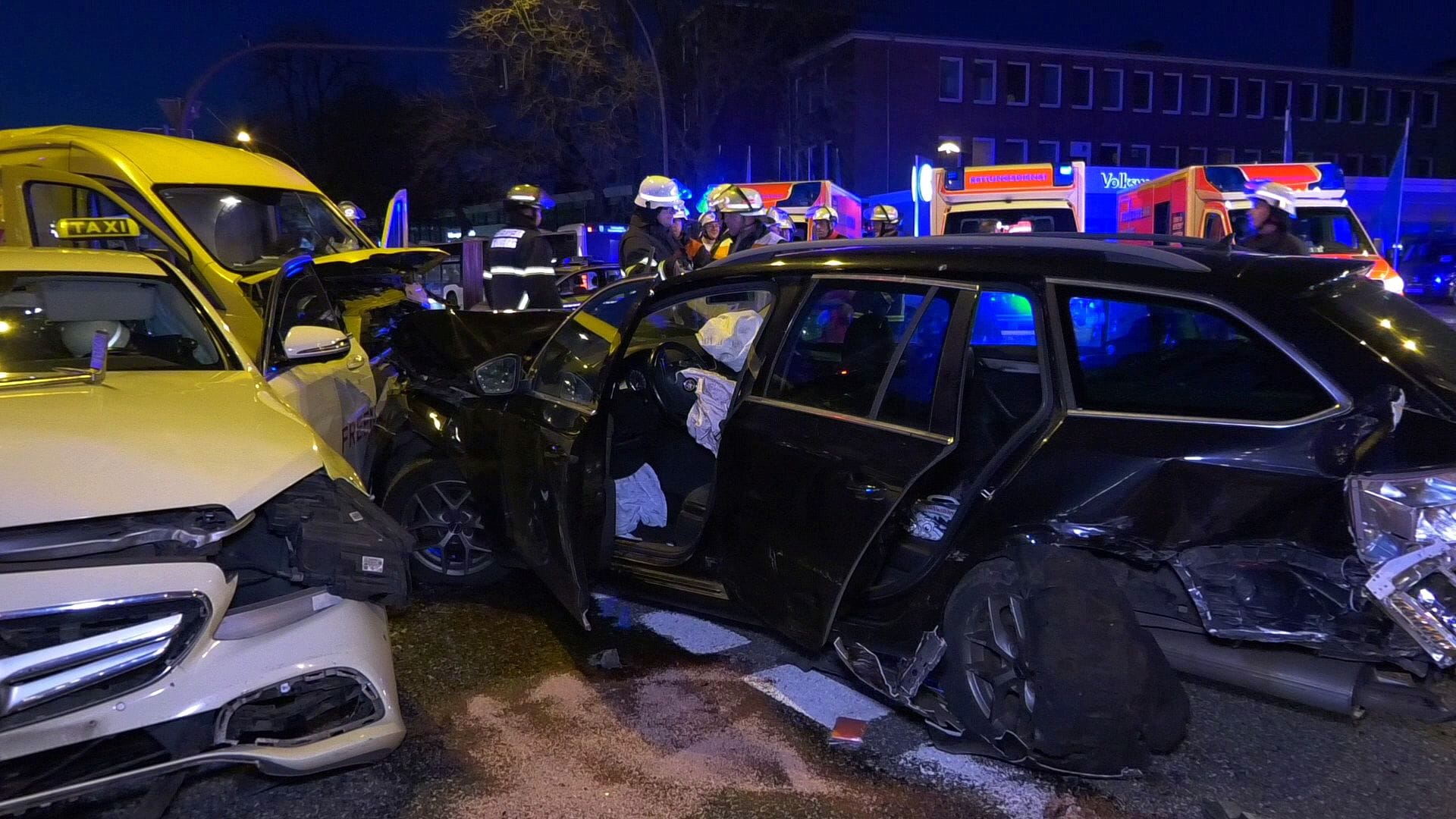 Drei Unfallfahrzeuge stehen auf der Kreuzung: Mehrere Personen kamen ins Krankenhaus. Drei Unfallfahrzeuge stehen auf der Kreuzung: Mehrere Personen kamen ins Krankenhaus.
