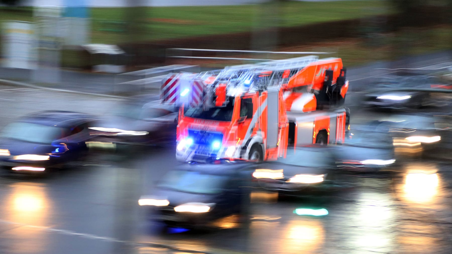 "Verkehrschaos": Brennendes Auto Legt Den Britzer Tunnel In Berlin Lahm