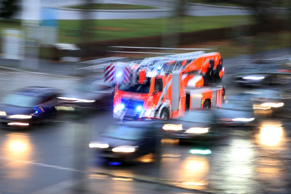 Ein Feuerwehrwagen im Einsatz (Archivbild): Rund um den Britzer Tunnel kam es zu großen Staus.
