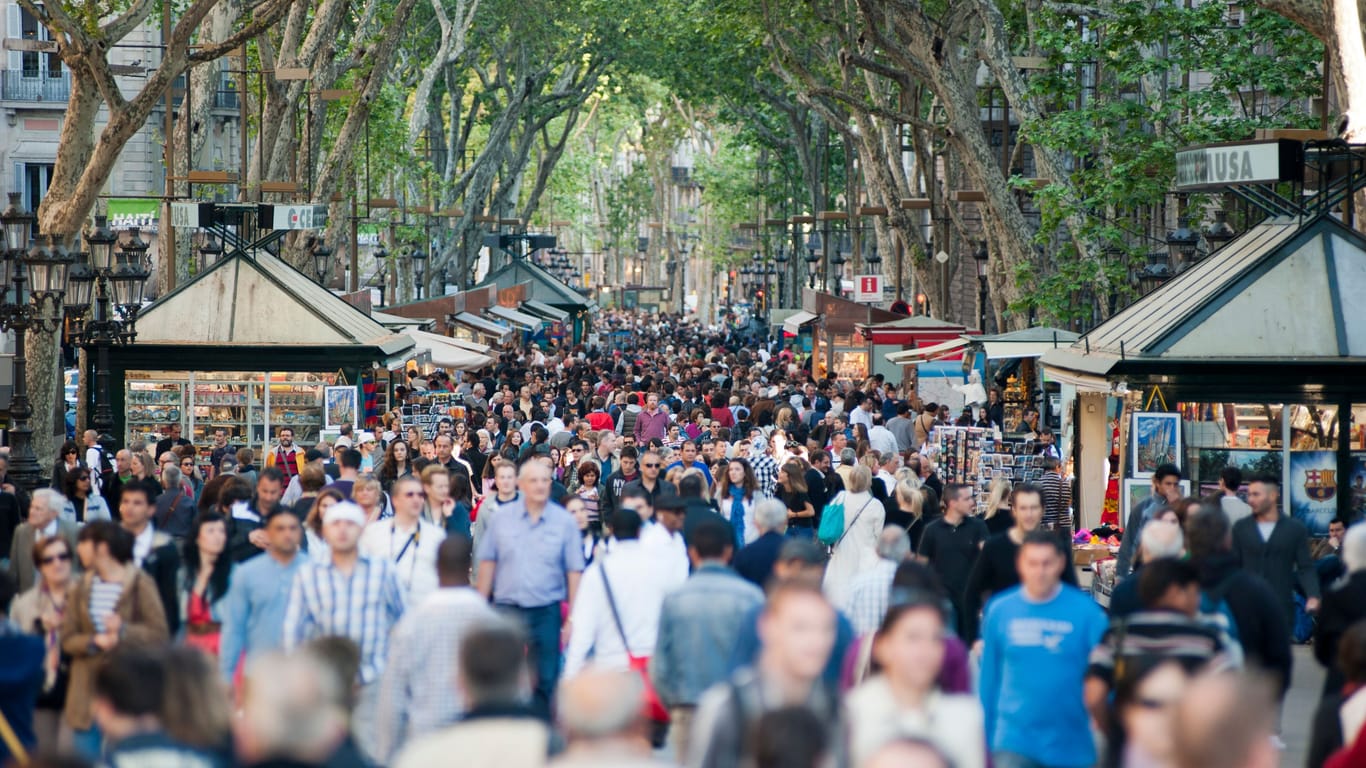Las Ramblas: Die größte Flaniermeile Barcelonas ist beliebt bei Touristen – und bekannt für ihre Straßenkünstler und Taschendiebe.