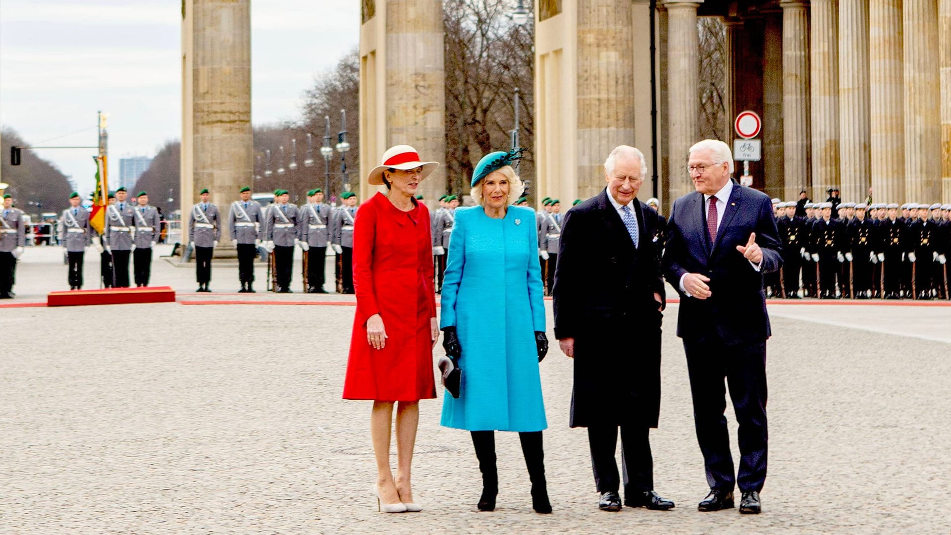 König Charles III. und Königin Camilla mit Bundespräsident Frank-Walter Steinmeier und seiner Frau Elke Budenbender vor dem Brandenburg Tor in Berlin: Ein Muss für alle Royal-Fans?