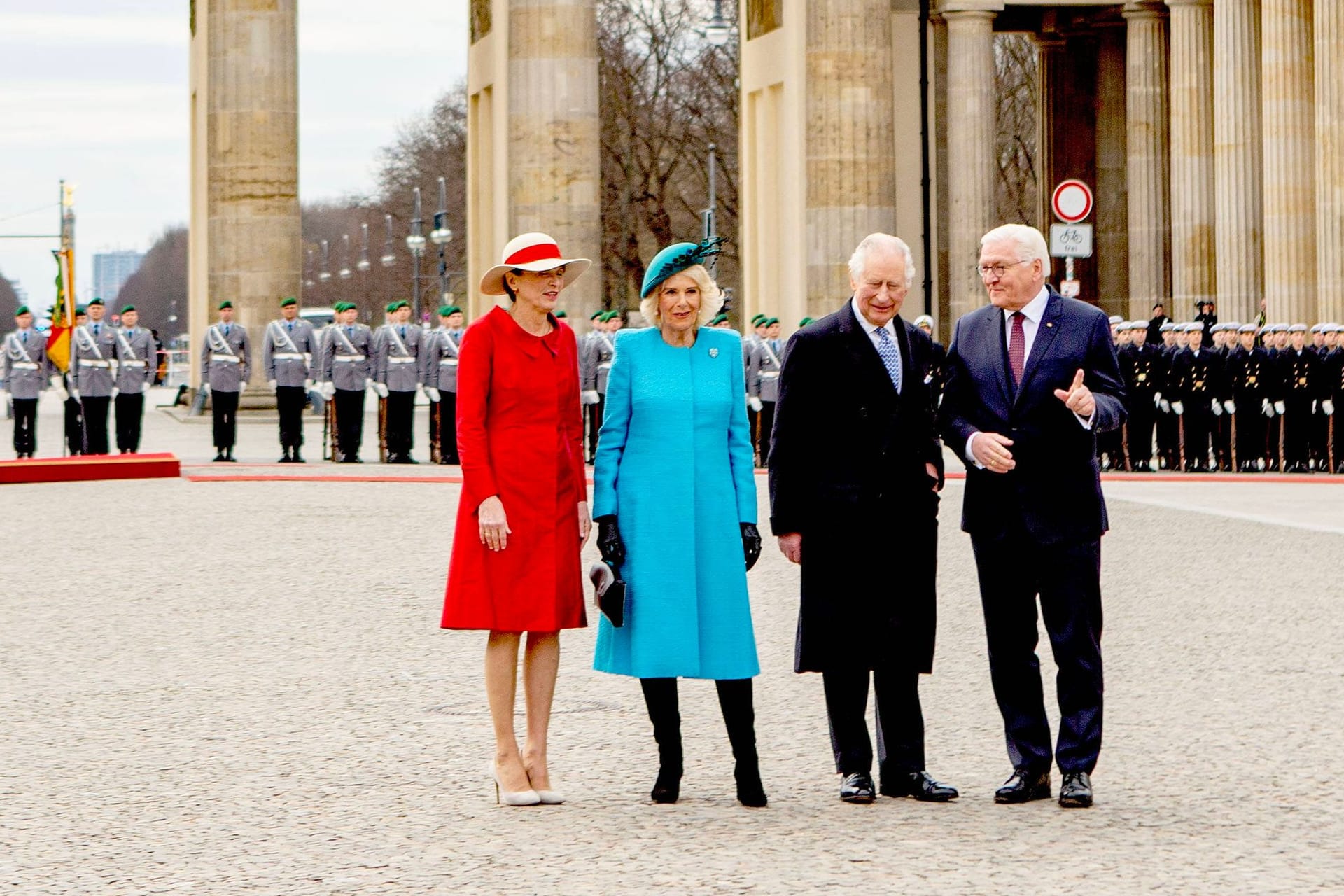 König Charles III. und Königin Camilla mit Bundespräsident Frank-Walter Steinmeier und seiner Frau Elke Budenbender vor dem Brandenburg Tor in Berlin: Ein Muss für alle Royal-Fans?