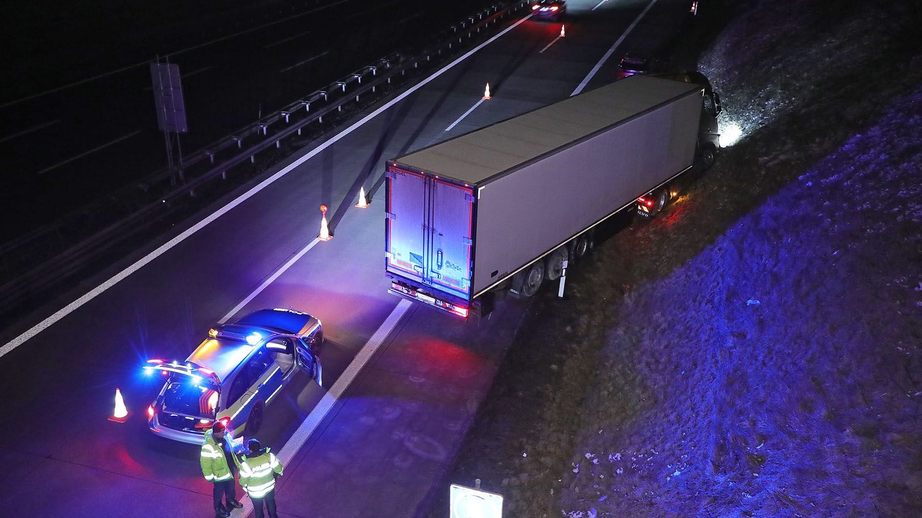 Der 40-Tonner im Straßengraben: Am Ende ergab er sich.