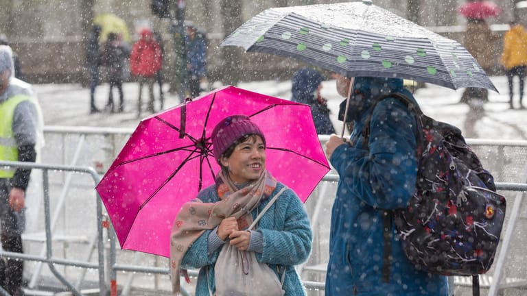 Passanten im Regen in Berlin: Durchschnittlich hat es im März an zwei von drei Tagen geregnet.