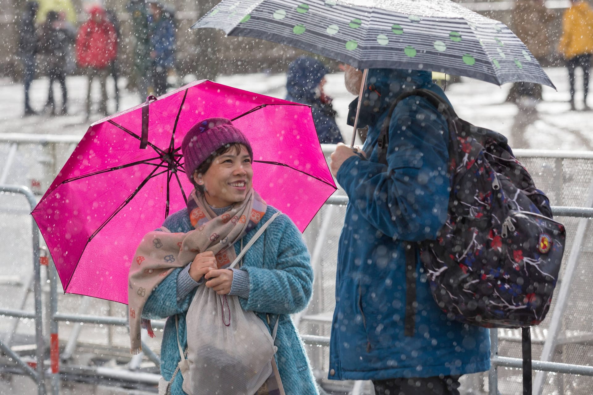 Passanten im Regen in Berlin: Durchschnittlich hat es im März an zwei von drei Tagen geregnet.