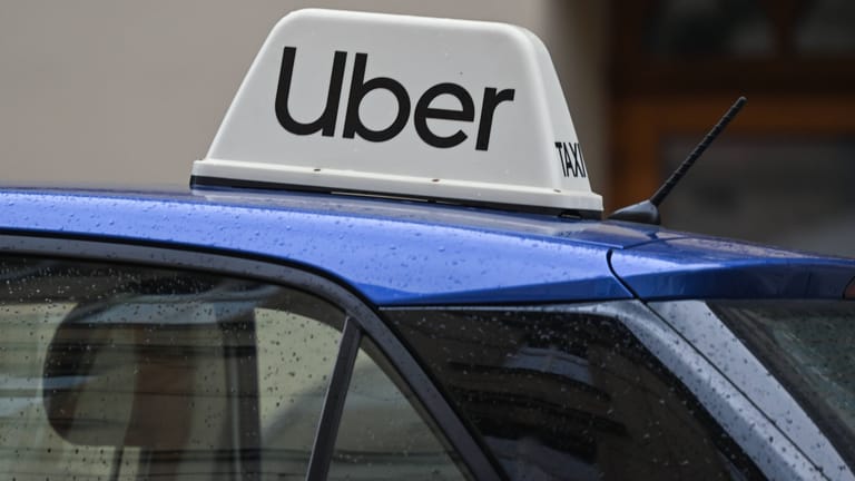 Uber-Logo auf einem Fahrzeug in der Stadt (Symbolbild): Der Dienstleister ist an Streiktagen besonders beliebt.
