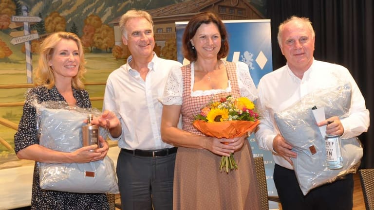 Maria Furtwängler neben Landrat Olaf von Löwis, Ilse Aigner und Uli Hoeneß beim Wahlkampfauftakt der CSU 2018 in Bad Wiessee.