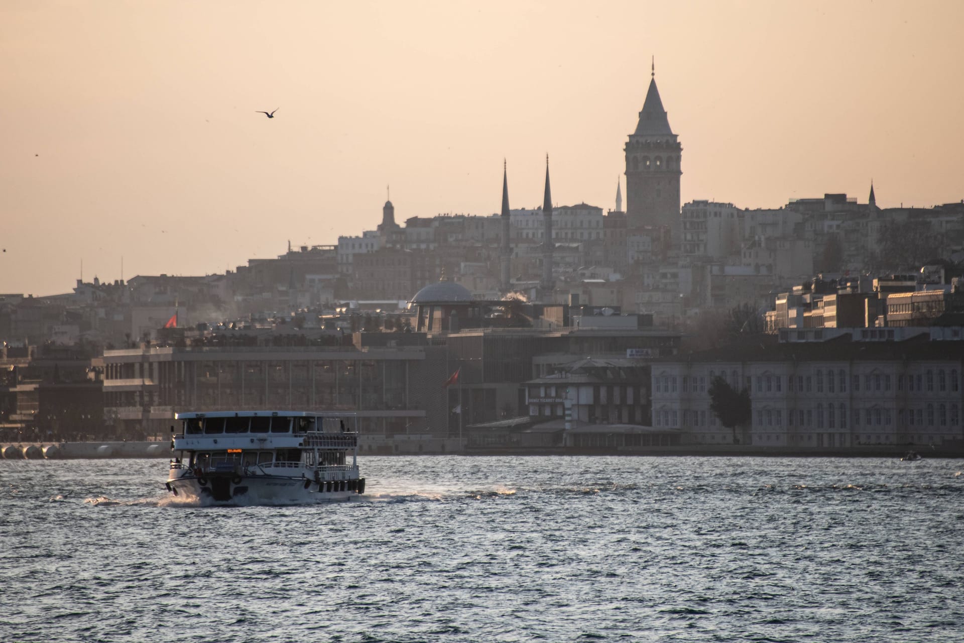 Der Bosporus (Archiv): Die Türkei hat die Meerenge für Kriegsschiffe gesperrt.