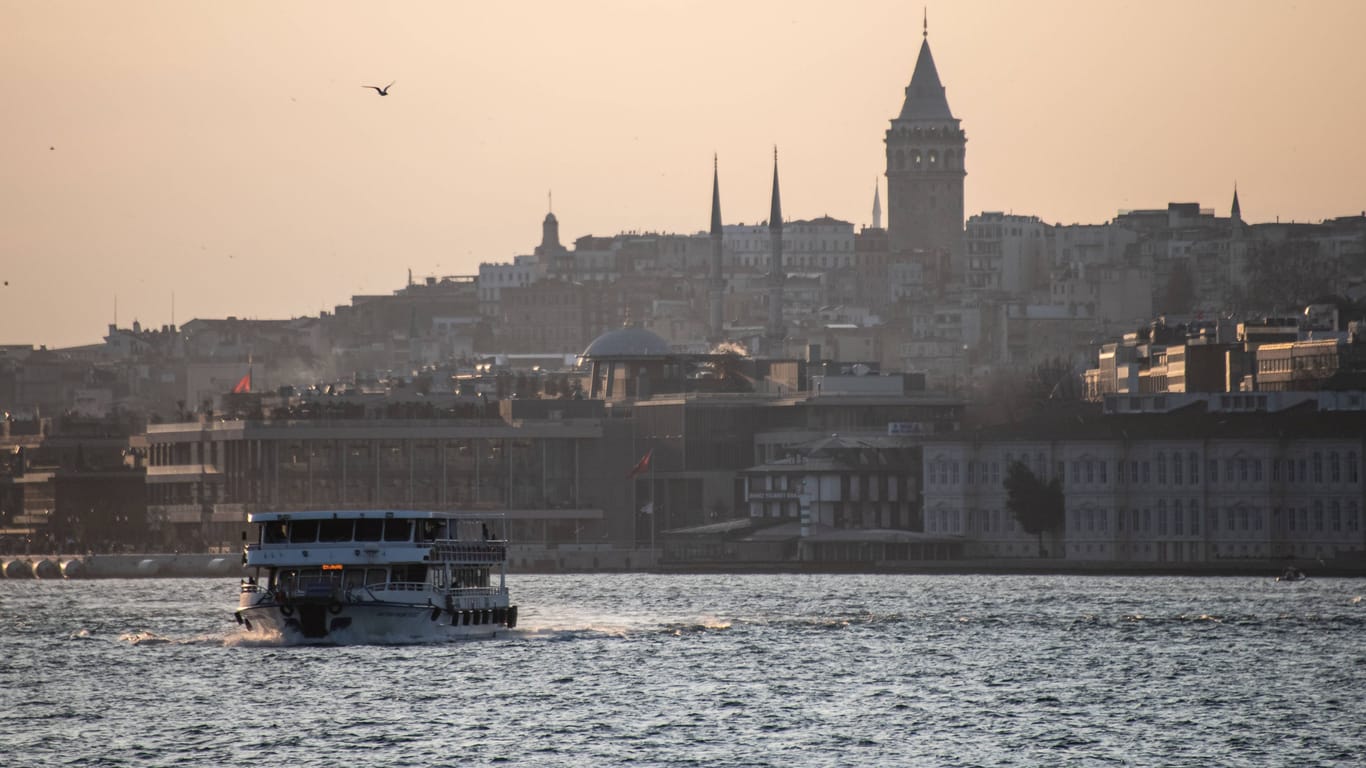 Der Bosporus (Archiv): Die Türkei hat die Meerenge für Kriegsschiffe gesperrt.