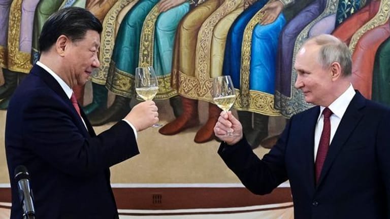 Xi Jinping und Wladimir Putin bei ihrem Treffen in Moskau: Russland und China wollen ihre Beziehungen vertiefen.