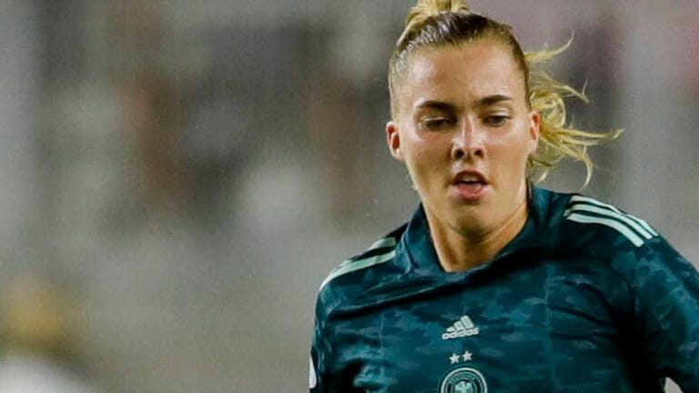 Laura Freigang beim Länderspiel gegen die USA im November 2022: Die DFB-Frauen spielen künftig in einem neuen Auswärtstrikot.