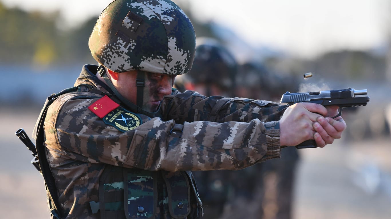 Ein chinesischer Soldat feuert eine Waffe ab (Symbolbild): Bislang hat die EU keine Beweise für chinesische Waffenlieferungen an Russland.