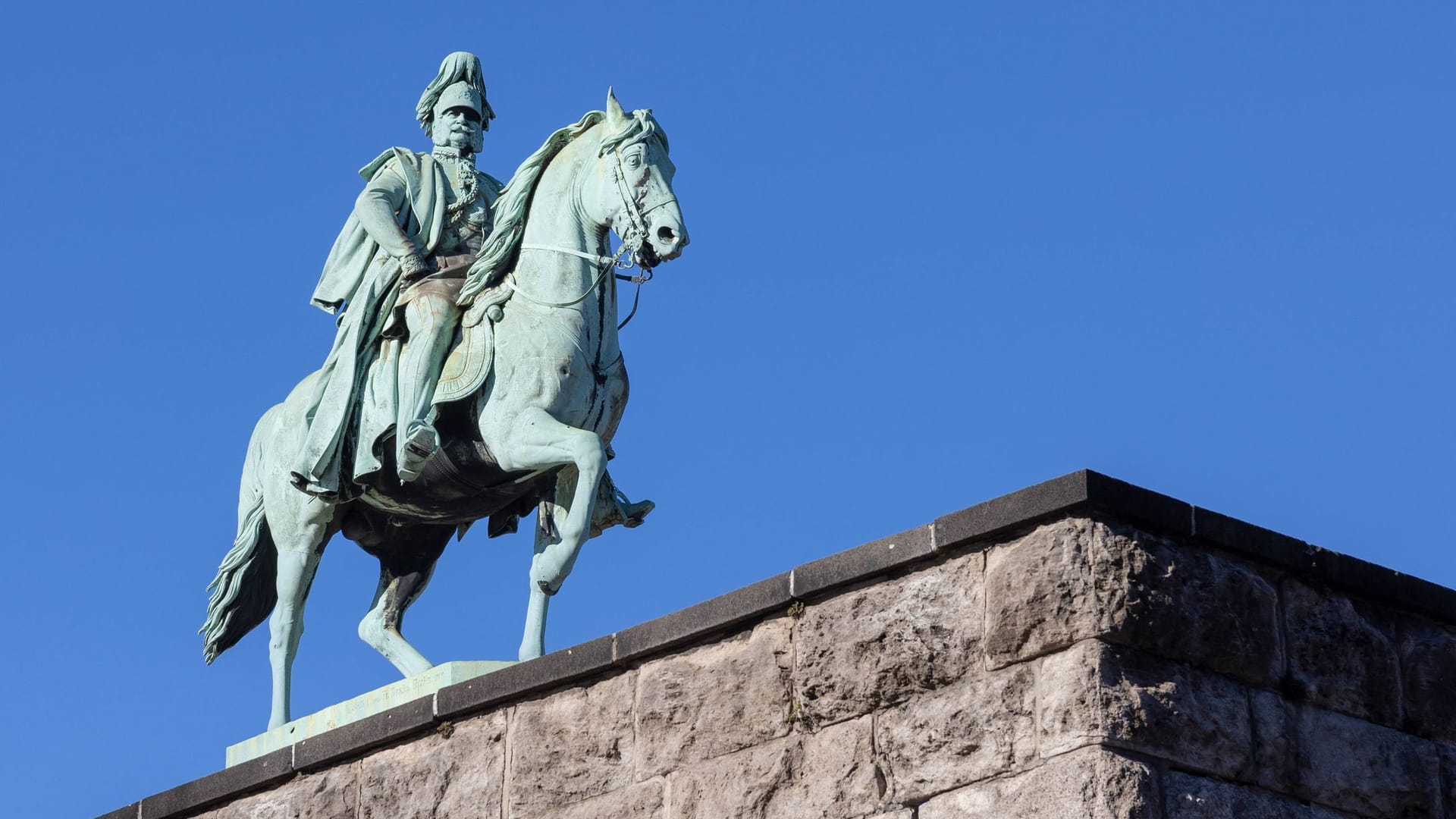 Das Reiterstandbild von Kaiser Wilhelm I. (Archivbild): Die "Letzte Generation" goss am Donnerstag Farbe über das Denkmal. Das Reiterstandbild von Kaiser Wilhelm I. (Archivbild): Die "Letzte Generation" goss am Donnerstag Farbe über das Denkmal.