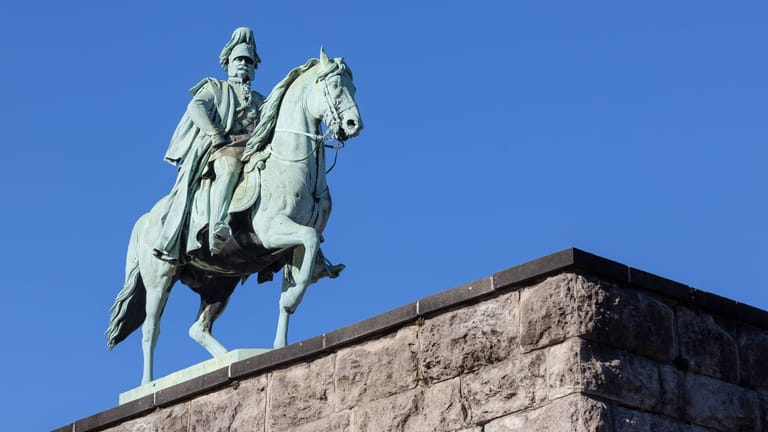 Das Reiterstandbild von Kaiser Wilhelm I. (Archivbild): Die "Letzte Generation" goss am Donnerstag Farbe über das Denkmal.