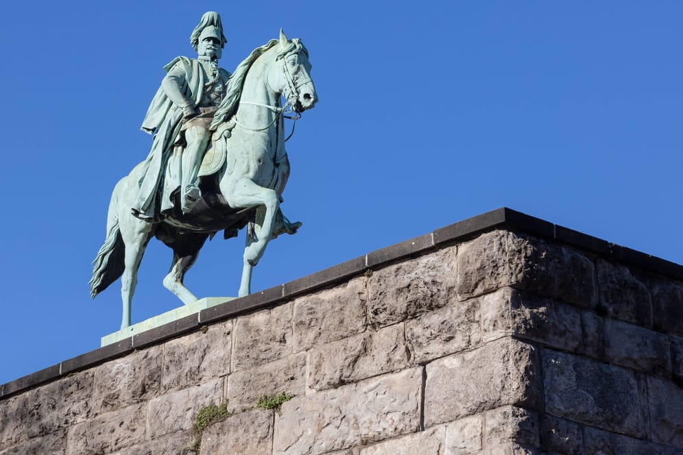 Das Reiterstandbild von Kaiser Wilhelm I. (Archivbild): Die "Letzte Generation" goss am Donnerstag Farbe über das Denkmal.