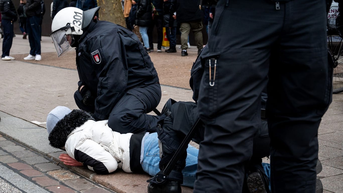 Ein Polizist hält in der Mönckebergstraße einen Jugendlichen fest: In der Hamburger Innenstadt ist es am Wochenende zu einer Auseinandersetzung zwischen Dutzenden Jugendlichen und jungen Erwachsenen mit der Polizei gekommen.