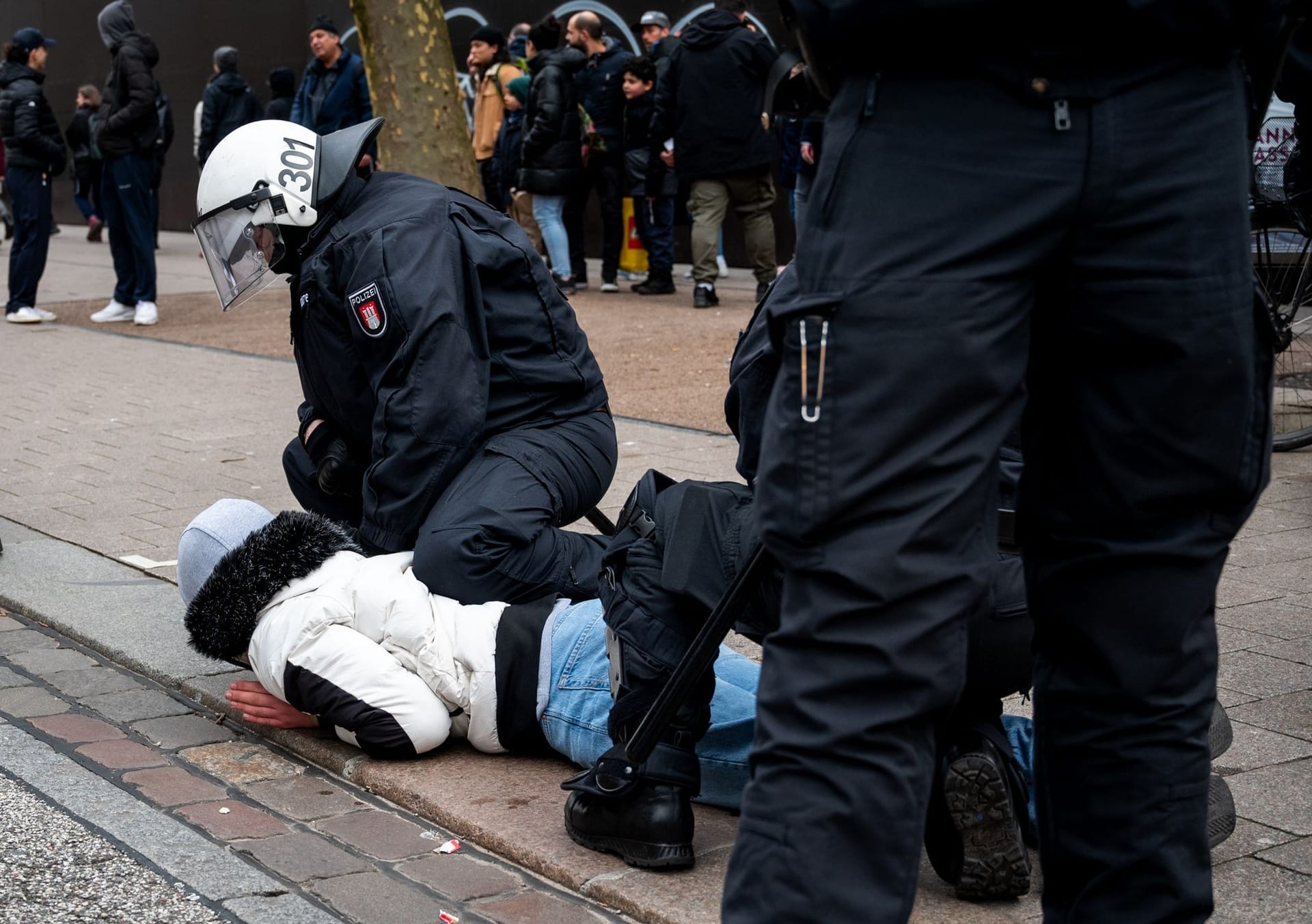 Ein Polizist hält in der Mönckebergstraße einen Jugendlichen fest: In der Hamburger Innenstadt ist es am Wochenende zu einer Auseinandersetzung zwischen Dutzenden Jugendlichen und jungen Erwachsenen mit der Polizei gekommen.